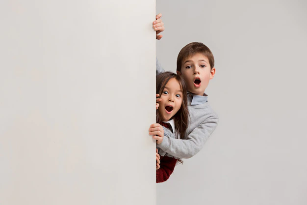 Free Photo | Banner with a surprised children peeking at the edge