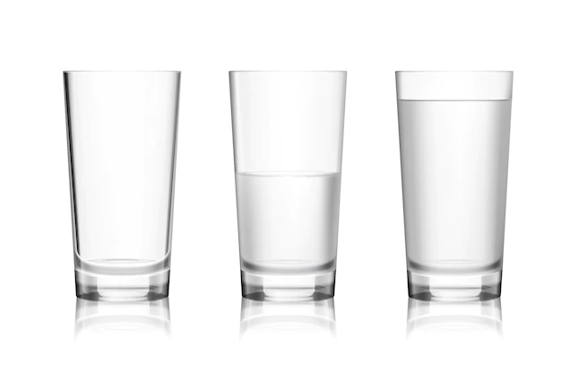 Free Vector | Full and empty glass