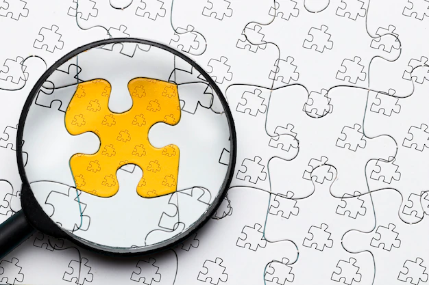 Free PSD | Arrangement with magnifying glass on puzzle