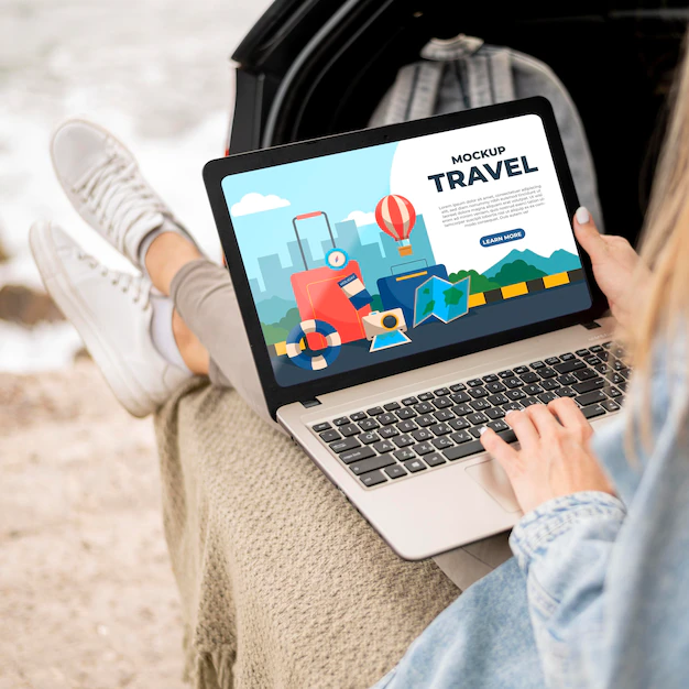 Free PSD | Traveler holding a mock-up laptop
