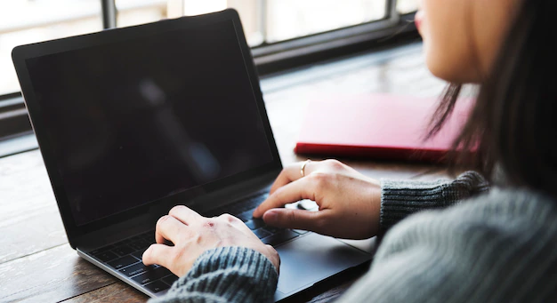 Free PSD | Woman using laptop on desk