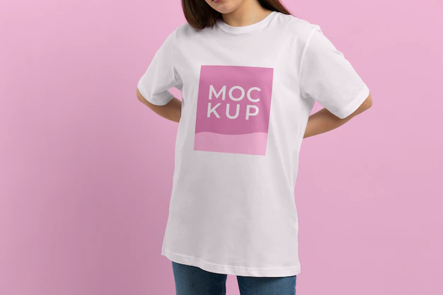 Free PSD | T-shirt mockup on beautiful young woman