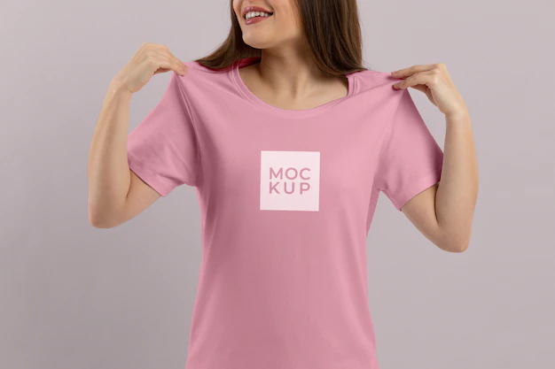 Free PSD | T-shirt mockup on beautiful young woman