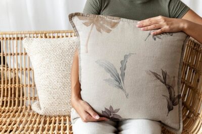 Free PSD | Pillow cushion cover mockup psd in floral pattern interior design