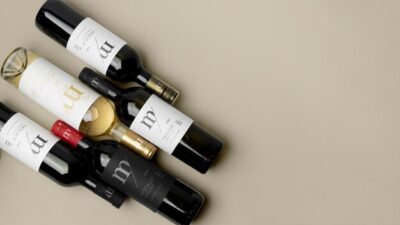 Free PSD | Wine bottle label mockup design