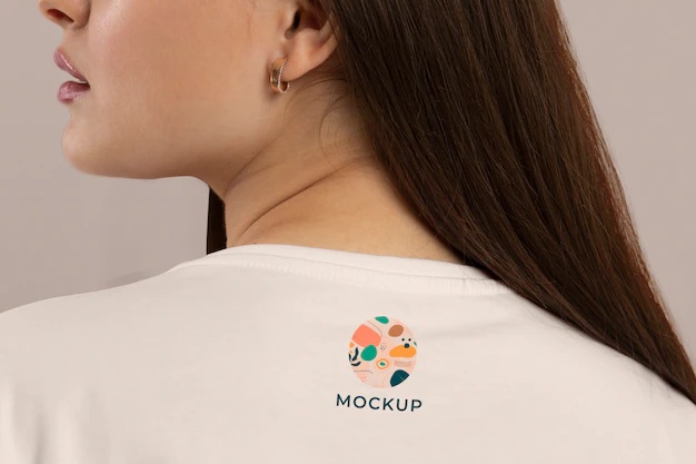 Free PSD | T-shirt mockup on beautiful young woman