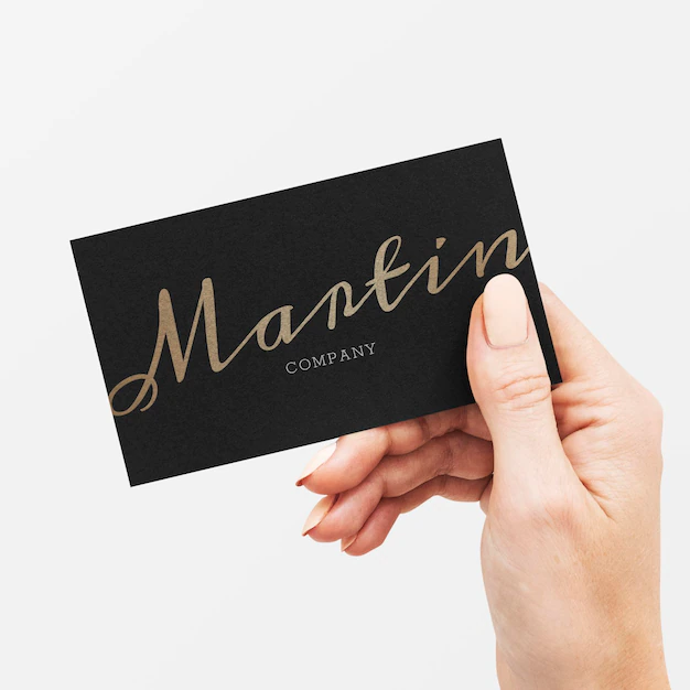 Free PSD | Classy business card in black and gold in a hand