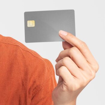 Free PSD | Credit card mockup psd presented by a woman