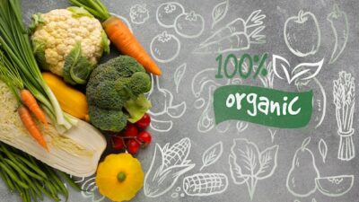 Free PSD | Doodle background with organic text and veggies