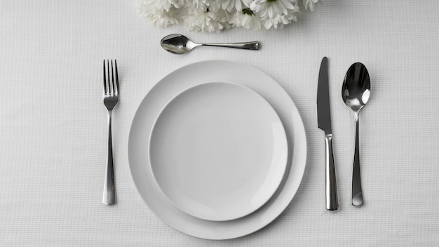 Free PSD | Flat lay of plates on table with cutlery and flowers