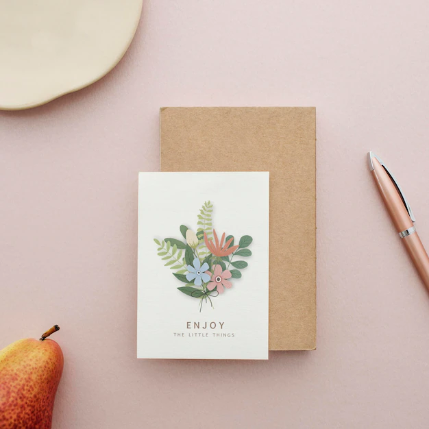 Free PSD | Floral postcard mockup on a pink surface