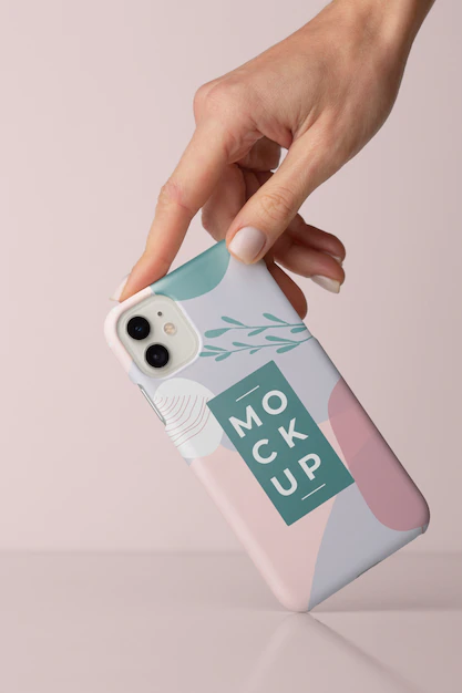 Free PSD | Hand holding smartphone with mock-up phone case