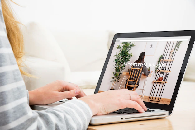 Free PSD | Laptop mockup with woman working at home