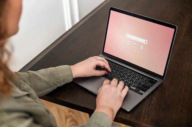 Free PSD | Laptop screen mockup psd woman working from home in the new normal