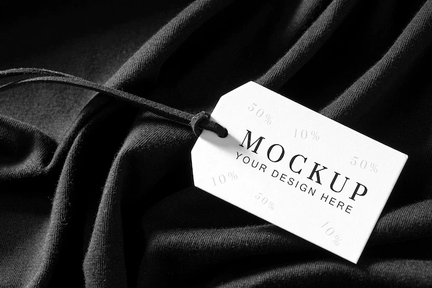 Free PSD | Mock-up of clothing label on black soft fabric