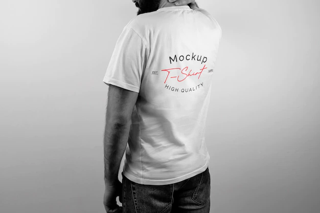 Free PSD | Mockup of black and white model wearing white tshirt