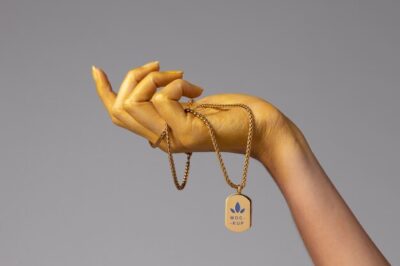 Free PSD | Pendant jewelry locket on hand sculpture