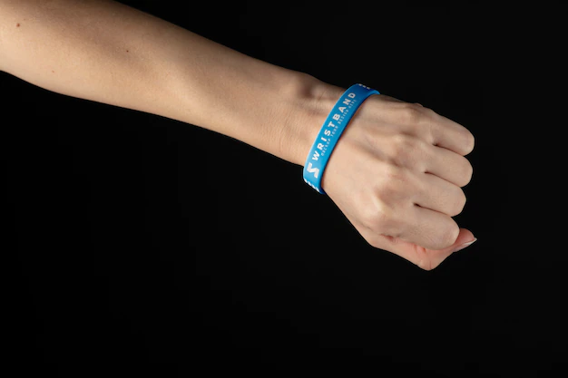 Free PSD | Realistic hand wearing blue bracelet mockup