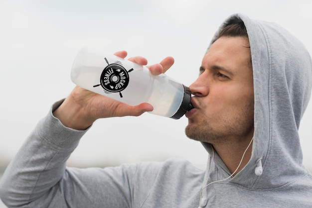 Free PSD | Side view of man drinking water while working out
