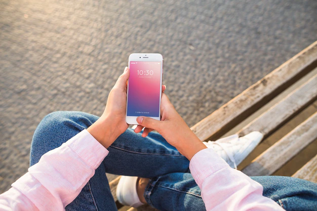 Free PSD | Smartphone mockup with woman at the beach