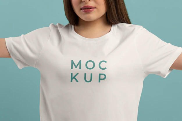 Free PSD | T-shirt mockup on beautiful young woman