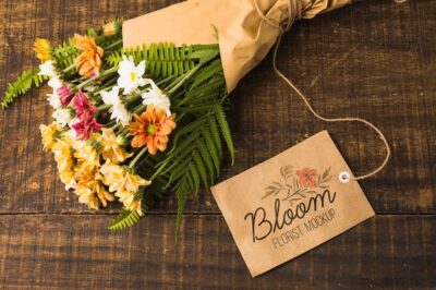 Free PSD | Top view bouquet of flowers with mock-up tag