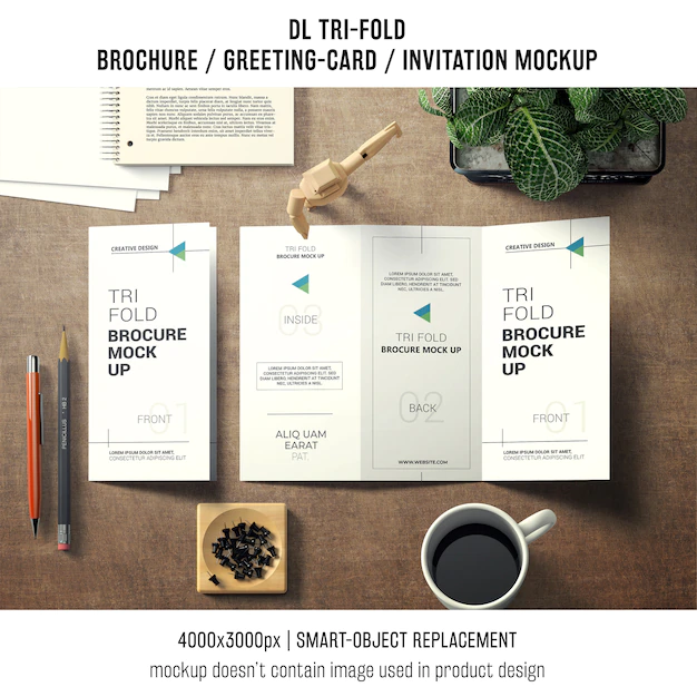 Free PSD | Trifold brochure or invitation mockup still life concept