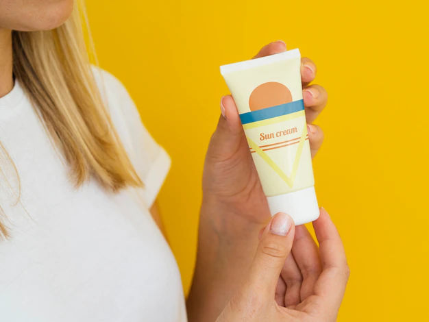 Free PSD | Woman holding a sun cream bottle