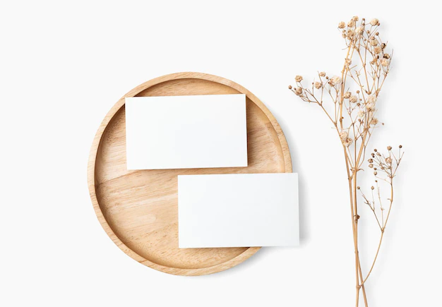 Free PSD | Card psd mockup on wooden plate in flat lay style