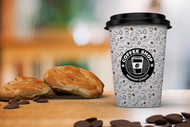 Free PSD | Coffee cup mockup with breakfast