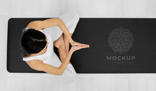 Free PSD | Full shot woman meditating on mat