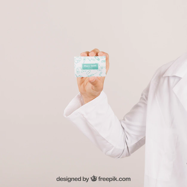 Free PSD | Mock up with doctor's hand holding a visiting card