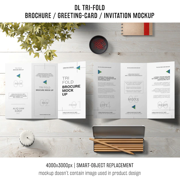 Free PSD | Trifold brochure or invitation mockup still life concept