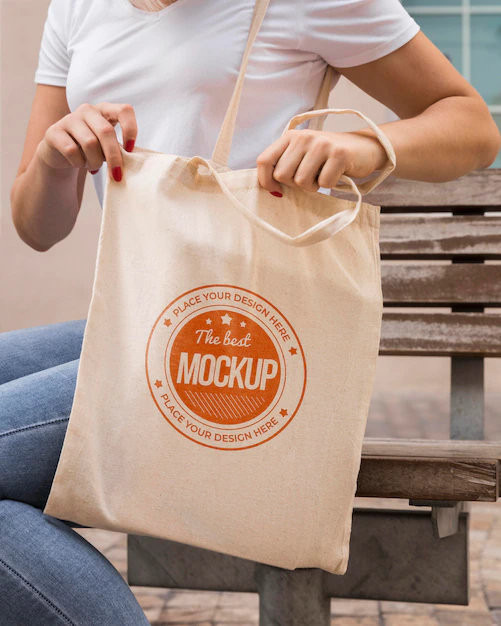 Free PSD | Woman with bag mock-up concept