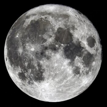 Free Photo | Beautiful glowing gray full moon