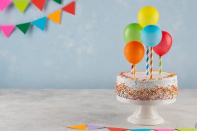 Free Photo | Arrangement with tasty cake and balloons