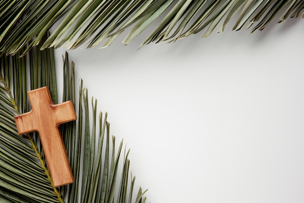 Free Photo | Flat lay green leaves and cross arrangement