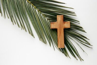 Free Photo | Top view wooden cross on leaf