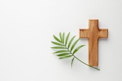 Free Photo | Top view wooden cross and leaf