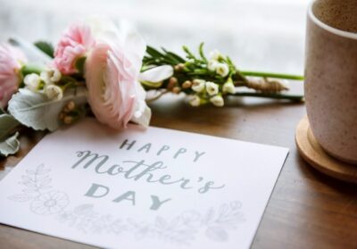 Free Photo | Ranunculus flowers bouquet with happy mothers day wishing card